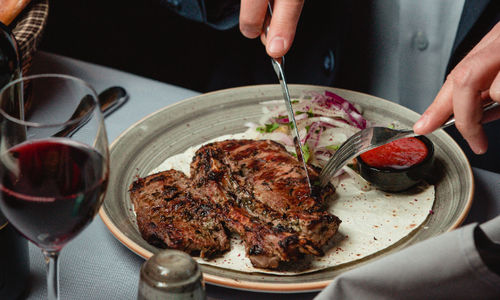 Lagi Tren, Ini Manfaat dan Risiko Diet Karnivora