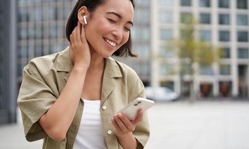 Seorang wanita menggunakan AirPods.