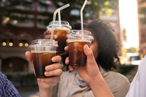 Anak muda membeli kopi untuk diet.