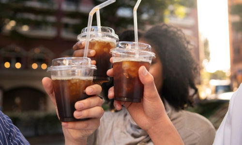Anak muda membeli kopi untuk diet.