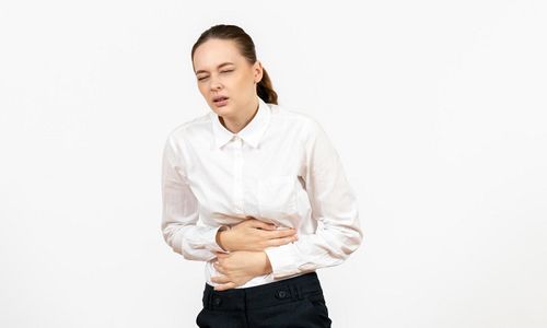 Seorang wanita sedang mengalami asam lambung.