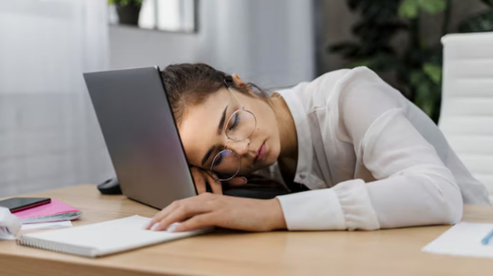 Wanita kantuk saat jam kerja.