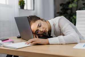 Wanita kantuk saat jam kerja.