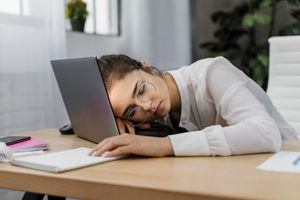 Wanita kantuk saat jam kerja.