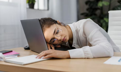 Wanita kantuk saat jam kerja.