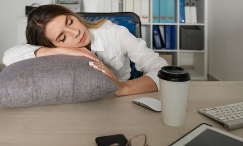 Tidur siang singkat saat istirahat jam kerja.