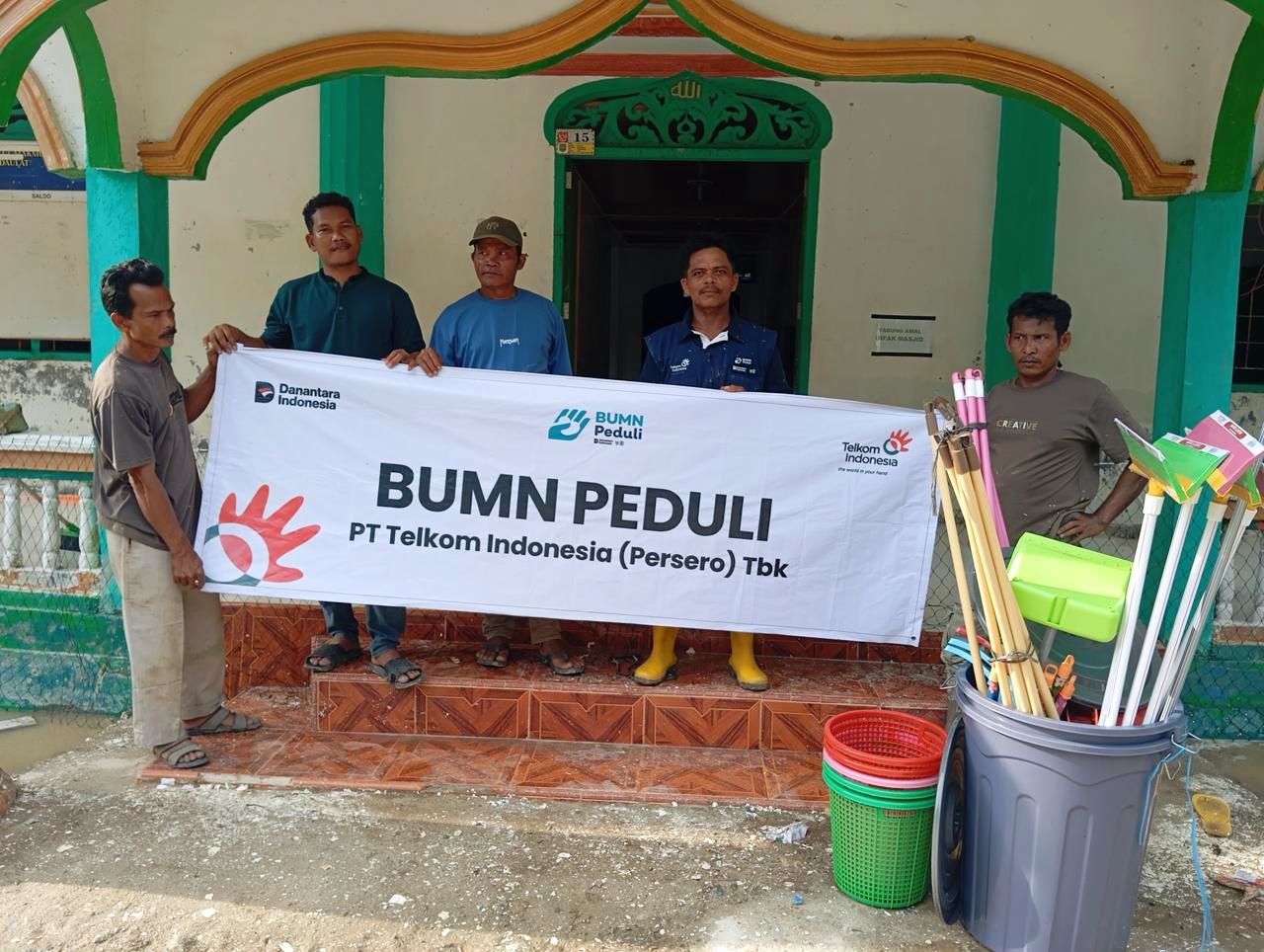 Relawan BUMN Peduli TelkomGroup menyerahkan bantuan kebersihan untuk rumah ibadah di Acehtamiang

