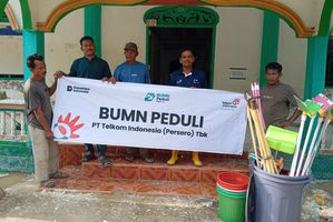 Relawan BUMN Peduli TelkomGroup menyerahkan bantuan kebersihan untuk rumah ibadah di Acehtamiang ‎