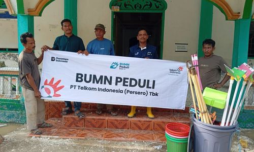 Relawan BUMN Peduli TelkomGroup menyerahkan bantuan kebersihan untuk rumah ibadah di Acehtamiang ‎