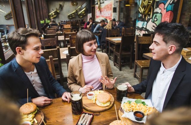 5 Cara Kontrol Pengeluaran Saat Punya Teman Boros