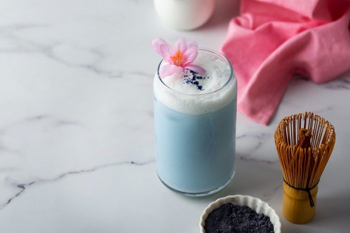 Minuman viral blue matcha.