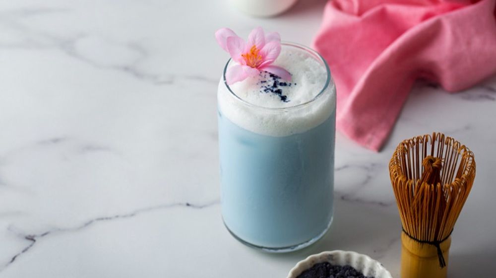 Minuman viral blue matcha.