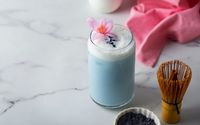 Minuman viral blue matcha.