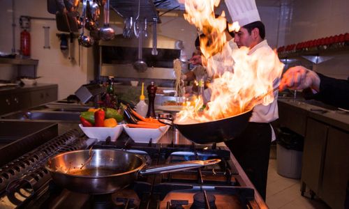 Dapur Restoran Terlihat Kacau
