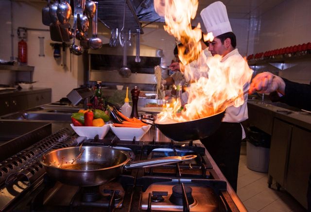 Dapur Restoran Terlihat Kacau