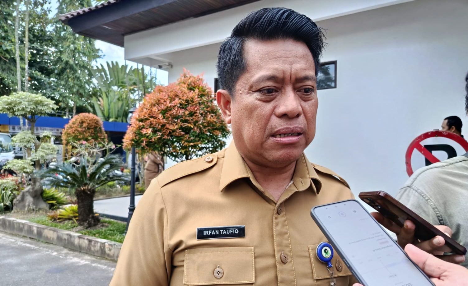 Kepala Disdikbud Balikpapan, Irfan Taufiq, mengatakan ratusan guru yang lolos kini tengah menjalani proses pendaftaran ulang dan melengkapi administrasi sebagai syarat pengangkatan.