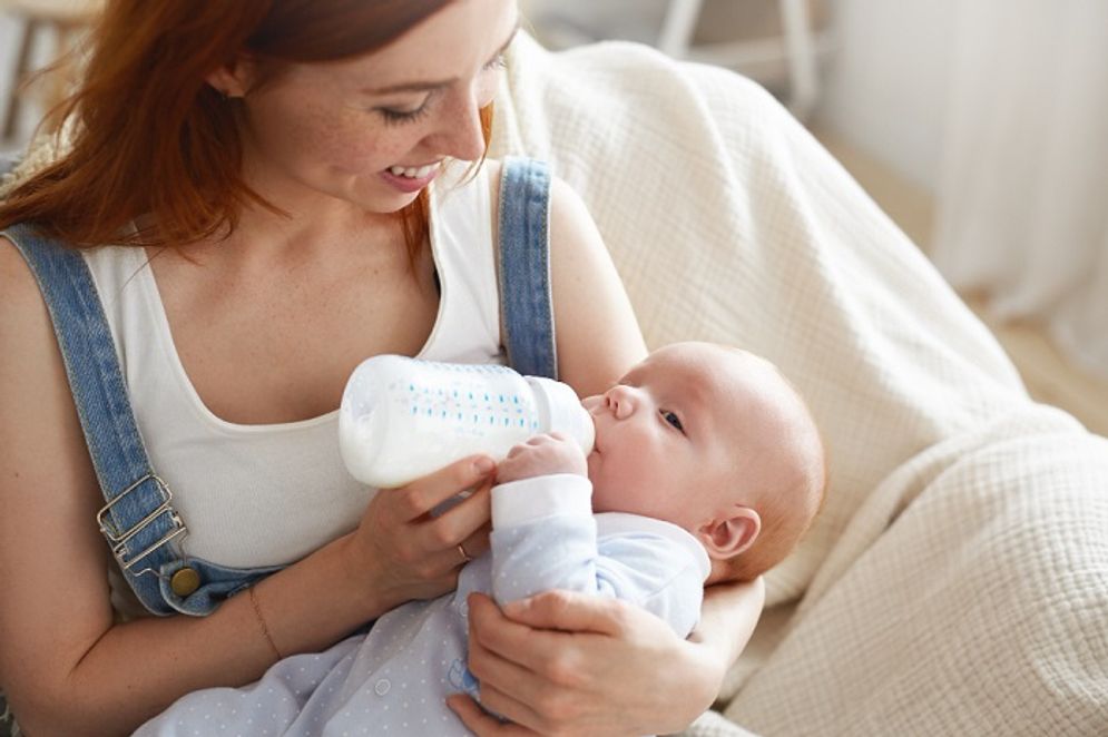 Ilustrasi bayi minum susu formula.