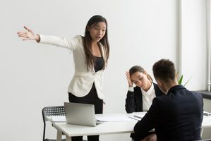 Ciri-ciri Rekan Kerja yang Membenci Anda