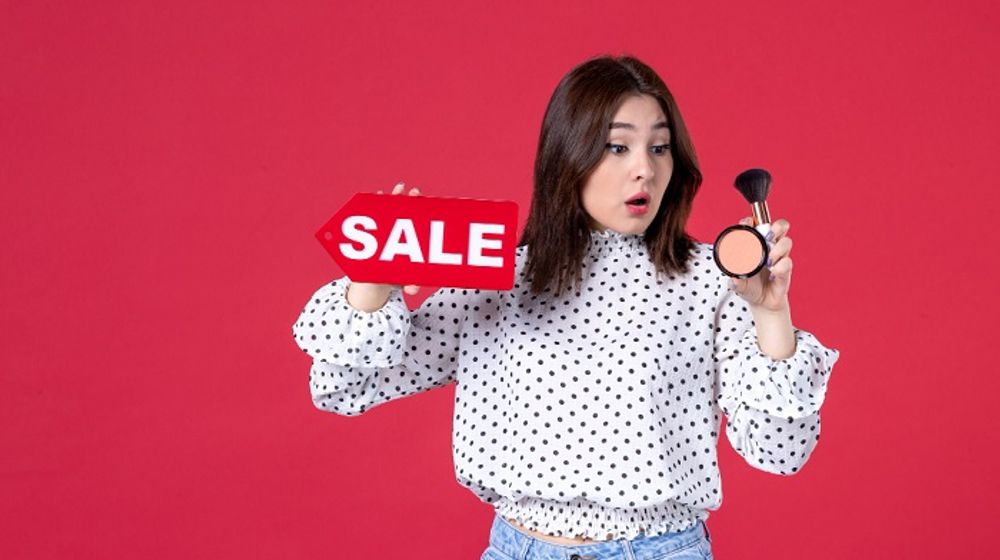 Belanja dengan promo atau diskon untuk menghemat uang.
