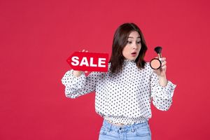 Belanja dengan promo atau diskon untuk menghemat uang.