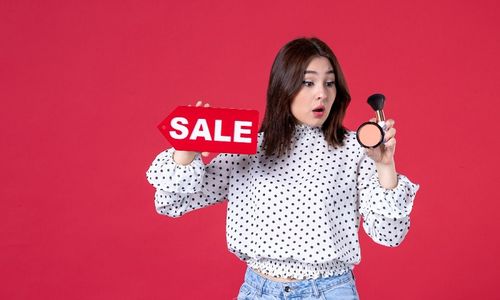 Belanja dengan promo atau diskon untuk menghemat uang.