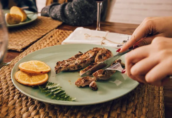 Ilustrasi wanita sedang mengonsumsi daging sapi.