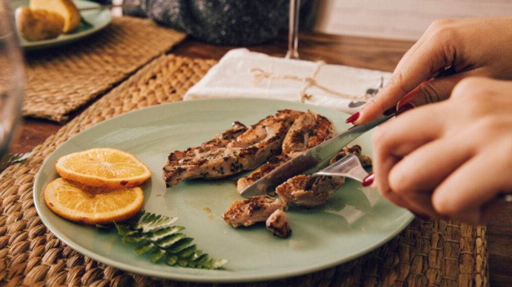 Ilustrasi wanita sedang mengonsumsi daging sapi.