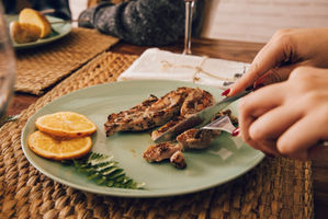 Ilustrasi wanita sedang mengonsumsi daging sapi.