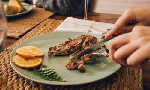 Ilustrasi wanita sedang mengonsumsi daging sapi.