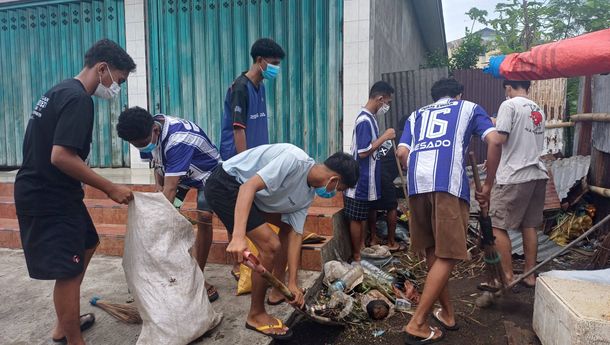 Ratusan Siswa Seminari Hokeng Bersih Pasar Inpres Larantuka