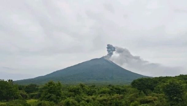  Ile Lewotolok Dua Kali Meletus, Warga Diminta  Waspada