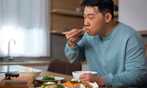 Dampak Negatif Kebiasaan Makan Terlalu Cepat: Berisiko Tersedak