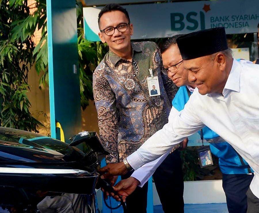 
BSI dan PLN resmikan SPKLU di Masjid Al Musabbihin, Kota Medan