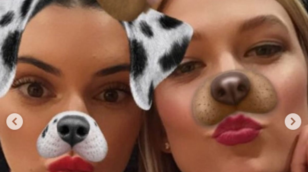 Unggahan model Karlie Kloss yang turut nostalgia tahun 2016 dengan menampilkan filter anjing Snapchat yang pernah sangat populer.