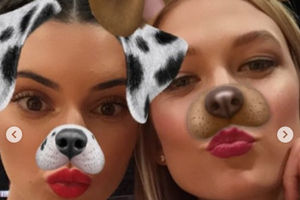Unggahan model Karlie Kloss yang turut nostalgia tahun 2016 dengan menampilkan filter anjing Snapchat yang pernah sangat populer.
