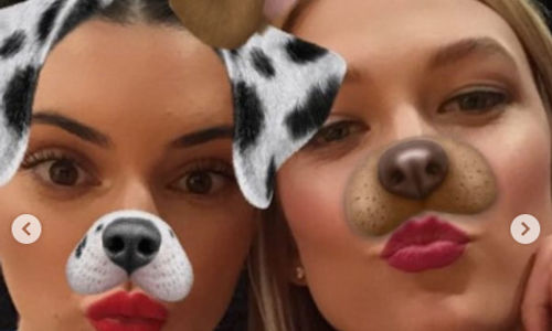 Unggahan model Karlie Kloss yang turut nostalgia tahun 2016 dengan menampilkan filter anjing Snapchat yang pernah sangat populer.