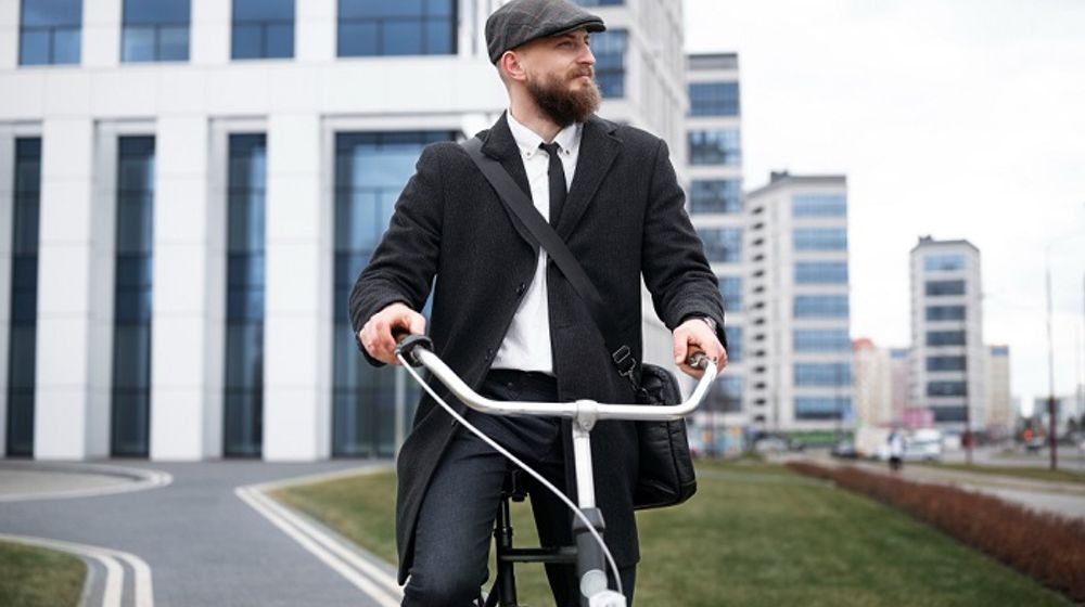 Pergi ke kantor naik sepeda.