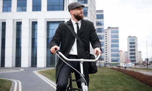 Pergi ke kantor naik sepeda.