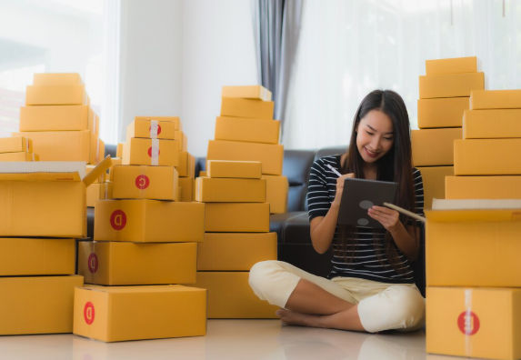 Seorang wanita menjalankan bisnis rumahan sebagai dropship.