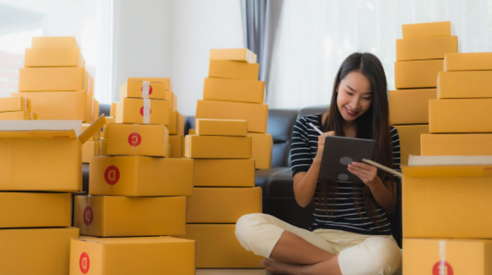Seorang wanita menjalankan bisnis rumahan sebagai dropship.
