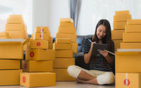 Seorang wanita menjalankan bisnis rumahan sebagai dropship.