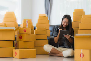 Seorang wanita menjalankan bisnis rumahan sebagai dropship.