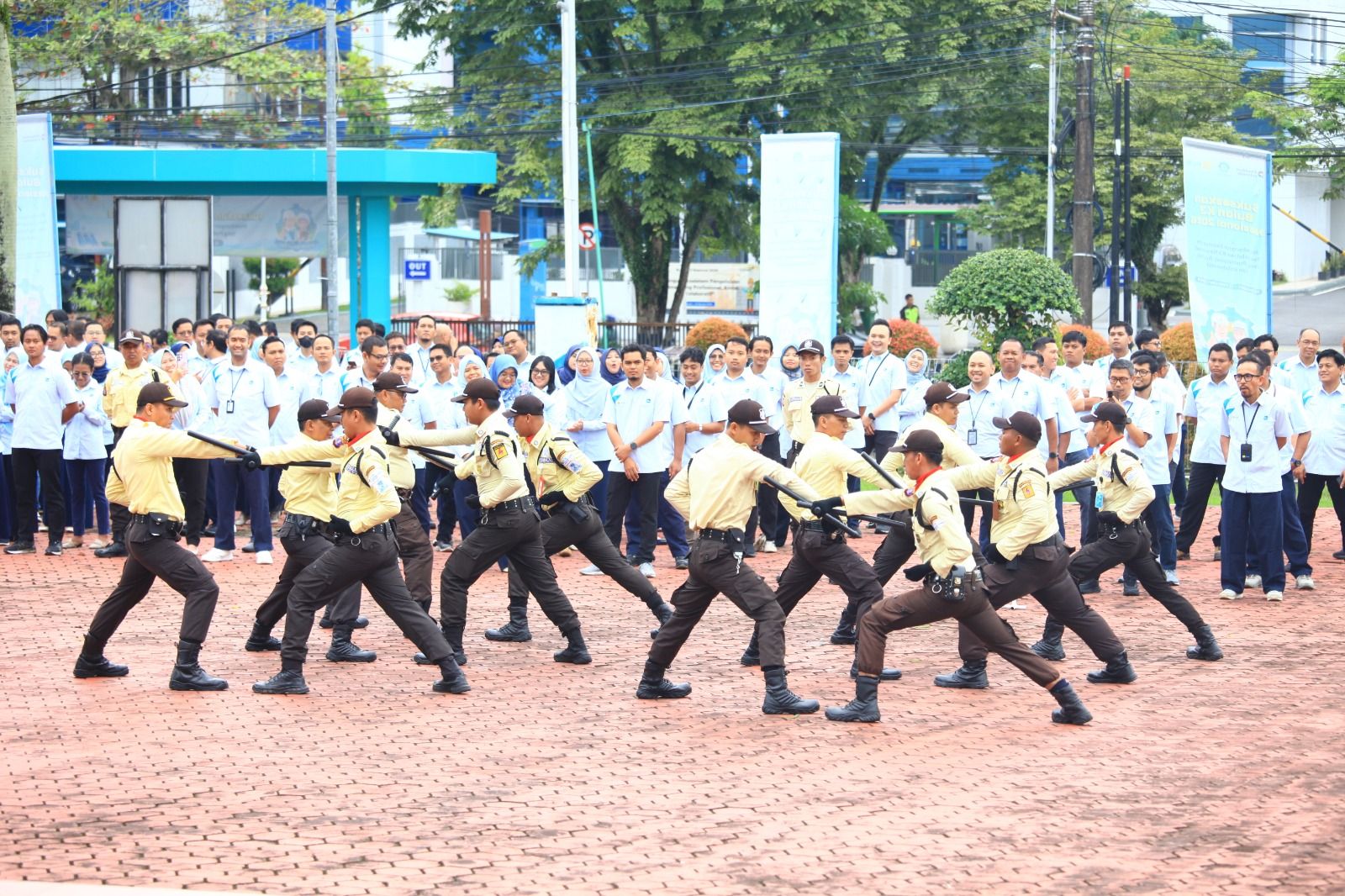 Peragaan keterampilan oleh tim keamanan PLN