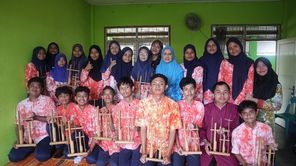 Dosen UNY Ajak Anak Tunarungu Merasakan dan Melihat Musik