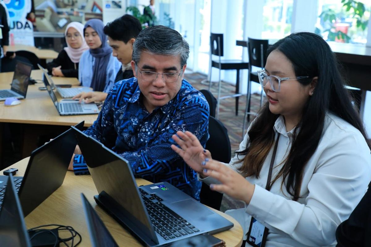 Menaker Yassierli berdiskusi dengan angkatan kerja muda beberapa waktu lalu.