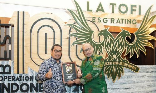 VP Sekretaris Perusahaan PT Railink Supriyanto menerima piagam IGA 2026 dari La Tofi selaku Chairman La Tofi School Of CSR di Hotel Indonesia Kempinski Jakarta