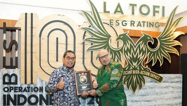 VP Sekretaris Perusahaan PT Railink Supriyanto menerima piagam IGA 2026 dari La Tofi selaku Chairman La Tofi School Of CSR di Hotel Indonesia Kempinski Jakarta