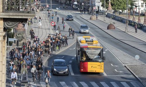 Masyarakat Denmark bersepeda.