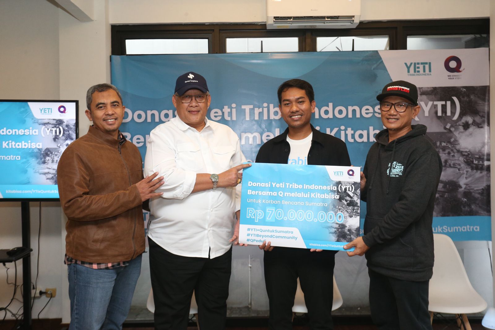 Penyerahan donasi untuk Sumatra oleh Founder QGroup & Ketua Umum YTI Kun Wahyu Winasis, Presiden Direktur Lion Air Group & anggota YTI Capt. Daniel Putut Kuncoro Adi, Sekjen YTI Ical Hardiana, serta VP of Business & Marketing Kitabisa Marsudi Wijaya