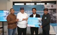 Penyerahan donasi untuk Sumatra oleh Founder QGroup & Ketua Umum YTI Kun Wahyu Winasis, Presiden Direktur Lion Air Group & anggota YTI Capt. Daniel Putut Kuncoro Adi, Sekjen YTI Ical Hardiana, serta VP of Business & Marketing Kitabisa Marsudi Wijaya